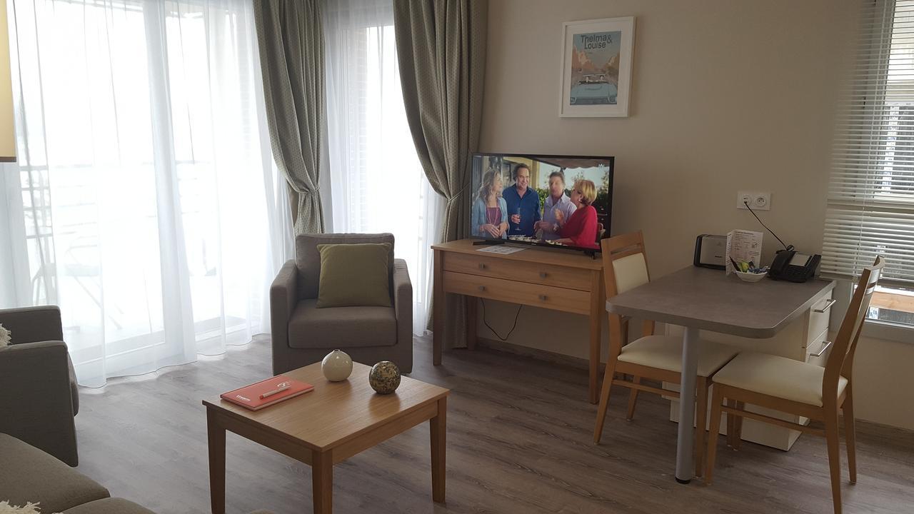 Residence Seniors Domitys Les Hautes Feuilles แร็งส์ ภายนอก รูปภาพ